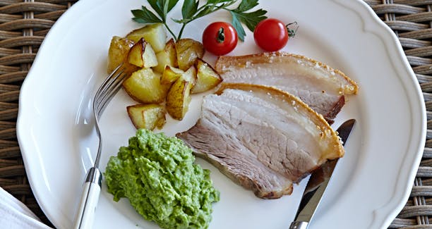 Ribbensteg med ærtepuré og stegte kartofler