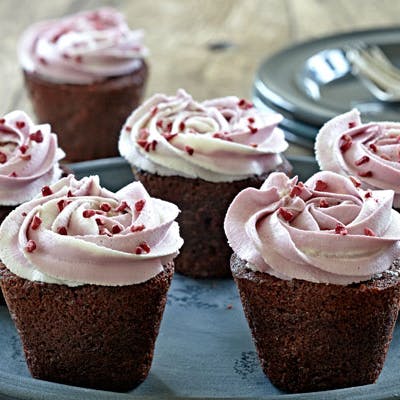 https://imgix.femina.dk/media/sondag/2013/09/38/red-velvet-cupckaes-med-mascarpone-icing/red-velvet-cupcakes-prim.jpg