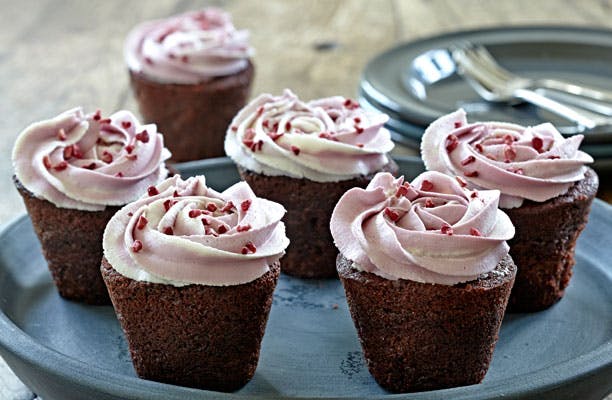 https://imgix.femina.dk/media/sondag/2013/09/38/red-velvet-cupckaes-med-mascarpone-icing/red-velvet-cupcakes-prim.jpg