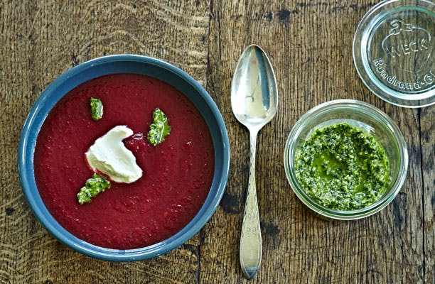 https://imgix.femina.dk/media/sondag/2013/09/38/roedbedesuppe-med-persille-pesto/roedbedesuppe-med-persille-pesto-prim.jpg