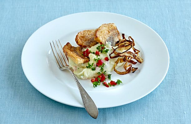 https://imgix.femina.dk/media/sondag/2013/09/38/stegt-flaesk-med-sproede-loeg-og-kartoffelmos/stegt-flaesk-med-sproede-loeg-og-kartoffelmos-prim.jpg