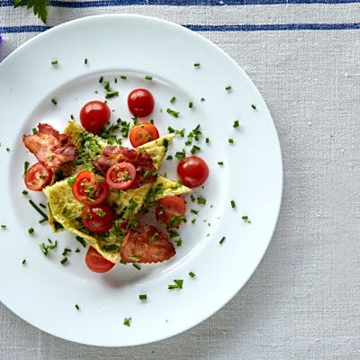 https://imgix.femina.dk/media/sondag/2013/09/39/aeggekage-med-bacon-tomater-og-ris/aeggekage-med-bacon-tomater-og-ris-prim.jpg