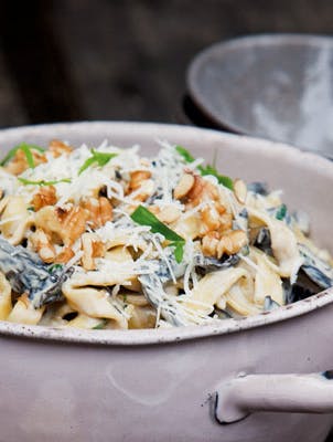 Cremet pasta med valnødder og sorte trompetsvampe