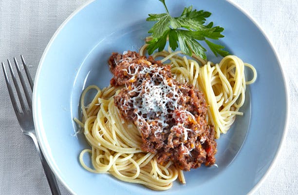 Spaghetti med kødsovs med ekstra grønt
