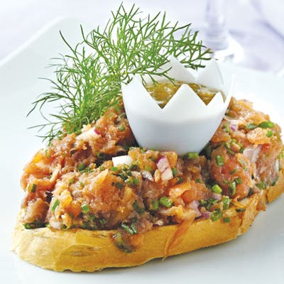 https://imgix.femina.dk/media/sondag/2013/10/44/smoerrebroed/roeget-laksetatar-med-raevesauce-prim.jpg