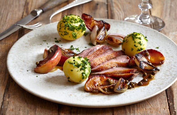 andebryst med karamelliserede løg