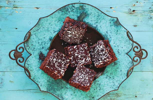 Chokoladekage på et fad