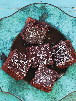 Chokoladekage på et fad