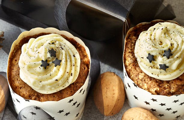 Gulerodsmuffins med flødeosteglasur og stjernedrys
