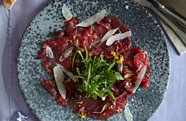 Carpaccio med rucola og parmesan
