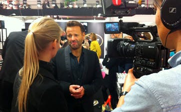 https://imgix.femina.dk/media/websites/femina-dot-dk/website/haar/tips-og-trends/2012/10/1240-dennis-knudsens-tips-til-styling/1240-dennis-knudsen-swi.jpg