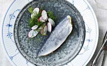 https://imgix.femina.dk/media/websites/femina-dot-dk/website/jul/mad/2012/11/1245-julens-bedste-frokost/1245-julefrokost-syltede-sild-copy-2.jpg