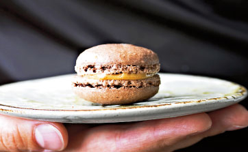 Dulce de leche-macarons
