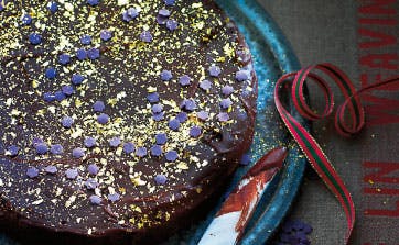 https://imgix.femina.dk/media/websites/femina-dot-dk/website/jul/mad/2012/11/1246-julens-bedste-kager/1246-julebag-krydret-chokoladekage-copy-2.jpg