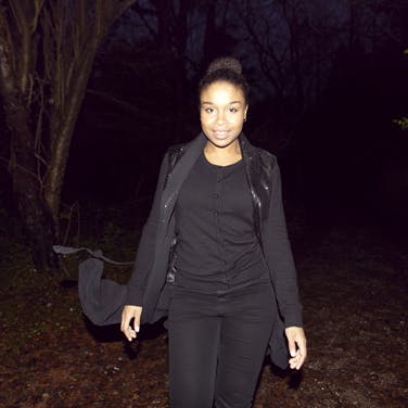 https://imgix.femina.dk/media/websites/femina-dot-dk/website/kendte/2013/03/1312-nabiha-sundt-at-vaere-alene/1312-nabiha-sundt-at-vaere-alene-art.jpg