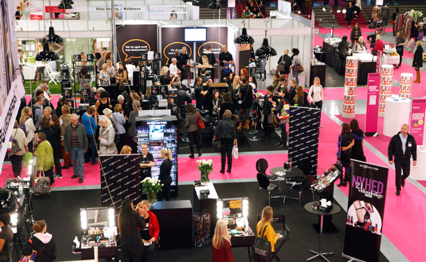 https://imgix.femina.dk/media/websites/femina-dot-dk/website/kultur-og-rejser/det-sker/2013/03/1310-koeb-stand-til-femina-messe-2013/1311-bestil-en-stand-copy.jpg