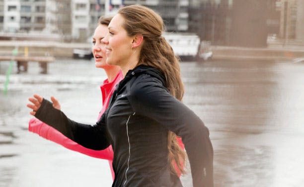 https://imgix.femina.dk/media/websites/femina-dot-dk/website/kvindeloeb/tips-og-udstyr/2013/03/1310-karen-10-kilometer-paa-10-uger/1310-loebetips-copy.jpg