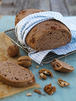 Langtidshævet valnøddebrød fra Karolines Køkken