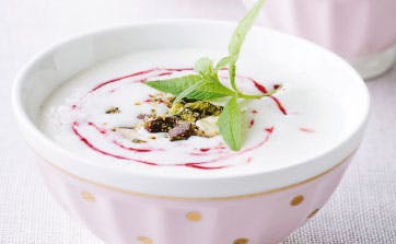 https://imgix.femina.dk/media/websites/femina-dot-dk/website/mad/desserter/2012/07/1228-koldskaal-med-baer-og-knas/1228-koldskaal-med-baer-copy-2.jpg