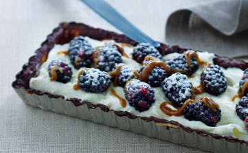 Brombærtærte med mascarponecreme og karamel
