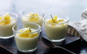 https://imgix.femina.dk/media/websites/femina-dot-dk/website/mad/desserter/2012/10/1243-panna-cotta-med-rosmarinsyltede-ananas/1243-panna-cotta-copy-2.jpg