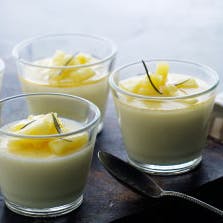 https://imgix.femina.dk/media/websites/femina-dot-dk/website/mad/desserter/2012/10/1243-panna-cotta-med-rosmarinsyltede-ananas/1243-panna-cotta-copy-2.jpg