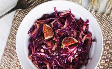 Rødkålssalat med figner, bær og balsamico