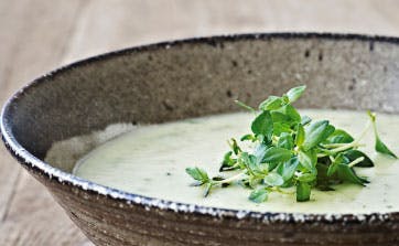 https://imgix.femina.dk/media/websites/femina-dot-dk/website/mad/hovedretter/2012/11/1244-courgettesuppe-med-timian/1244-courgettesuppe-copy-2.jpg