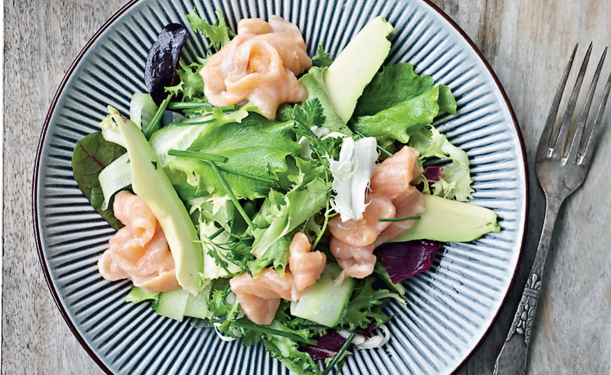 Salat med råmarineret laks og rugbrødscroutoner