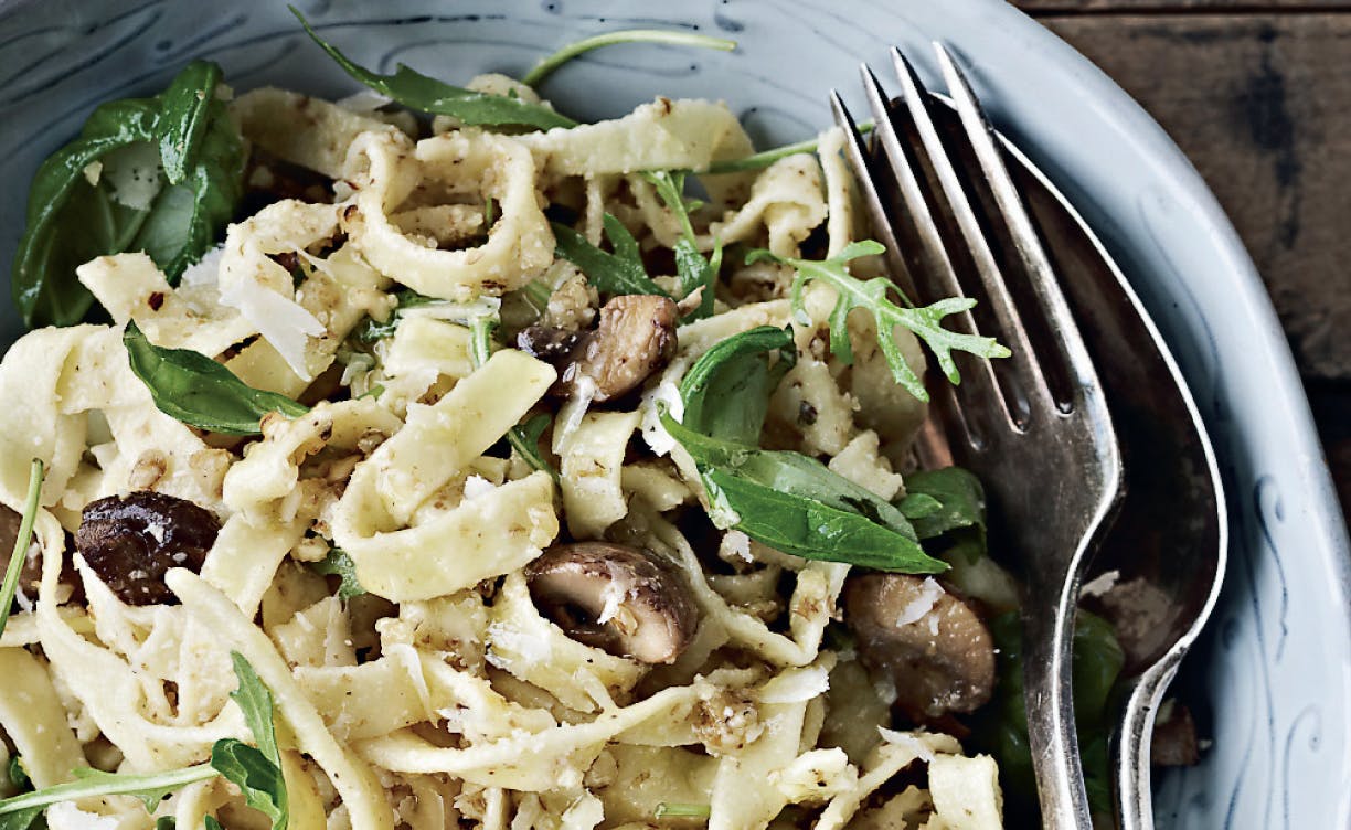 https://imgix.femina.dk/media/websites/femina-dot-dk/website/mad/hovedretter/2013/04/1317-fettuccini-med-valnoeddepesto/1317-fettuccino-med-pesto-copy.jpg