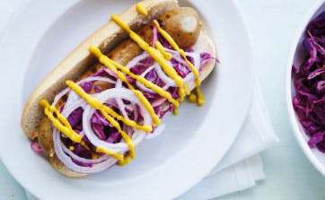 Hotdog med syltet spidskål