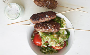 Lammekebab med tabouleh og raita