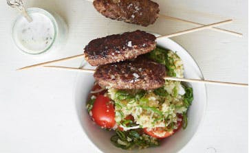 Lammekebab med tabouleh og raita