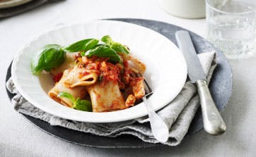 Pasta med kylling og tomatsauce