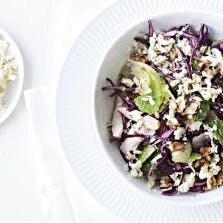 Salat med rødkål, kylling og blå ost