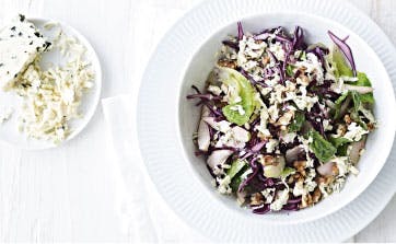 Salat med rødkål, kylling og blå ost