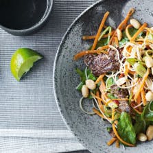 nudler med lynstegt oksekød