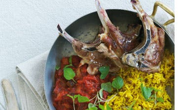 Lammekoteletter med tomatsauce og krydrede ris