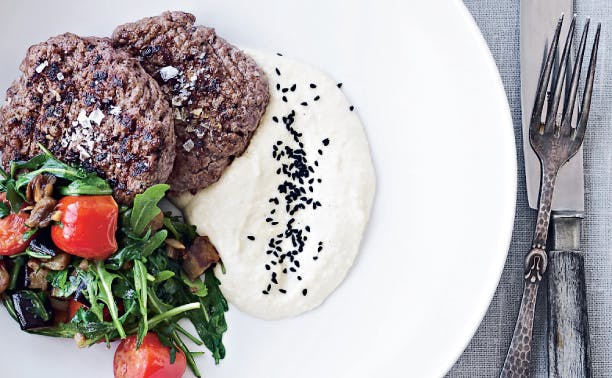Lammehakkebøffer med kikærte-yoghurt