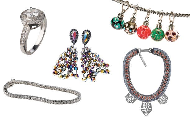 https://imgix.femina.dk/media/websites/femina-dot-dk/website/mode/sko-og-accessories/2012/12/1250-smykker/1250-smykker-art.jpg