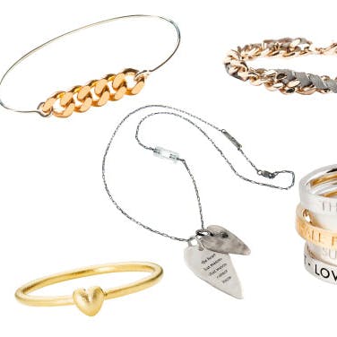 https://imgix.femina.dk/media/websites/femina-dot-dk/website/mode/sko-og-accessories/2013/02/1308-smykker-med-bogstaver/1308-smykker-art.jpg