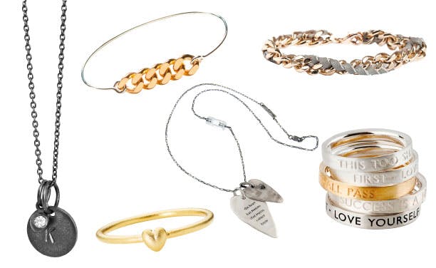 https://imgix.femina.dk/media/websites/femina-dot-dk/website/mode/sko-og-accessories/2013/02/1308-smykker-med-bogstaver/1308-smykker-art.jpg
