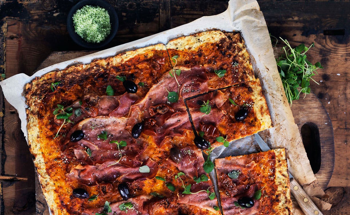 https://imgix.femina.dk/media/websites/femina-dot-dk/website/motion-og-sundhed/kostplaner-og-opskrifter/2013/05/1319-lchf-blomkaalspizza/1319-lchf-blomkaalspizza-copy.jpg