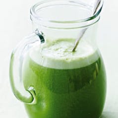 https://imgix.femina.dk/media/websites/femina-dot-dk/website/motion-og-sundhed/slank-og-sund/2013/03/1312-3-groenne-juicer/1312-paere-spinat-smoothie-copy-2.jpg