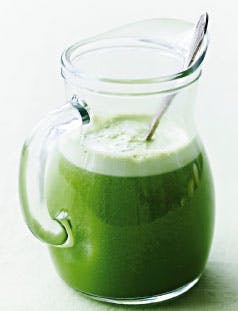 https://imgix.femina.dk/media/websites/femina-dot-dk/website/motion-og-sundhed/slank-og-sund/2013/03/1312-3-groenne-juicer/1312-paere-spinat-smoothie-copy-2.jpg