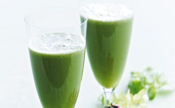 https://imgix.femina.dk/media/websites/femina-dot-dk/website/motion-og-sundhed/slank-og-sund/2013/03/1312-3-groenne-juicer/1312-salat-drik-copy-2.jpg