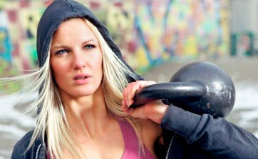https://imgix.femina.dk/media/websites/femina-dot-dk/website/motion-og-sundhed/traening/2012/08/1231-elsk-din-kettlebell/1231-kettlebell-copy-2.jpg