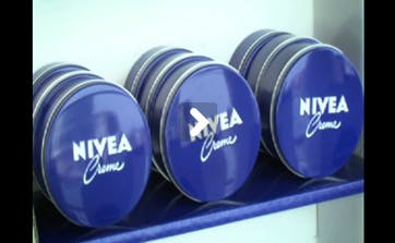 https://imgix.femina.dk/media/websites/femina-dot-dk/website/skoenhed/makeup-og-hudpleje/2012/09/1237-nivea-arrangement/1237-nivea-swi.jpg