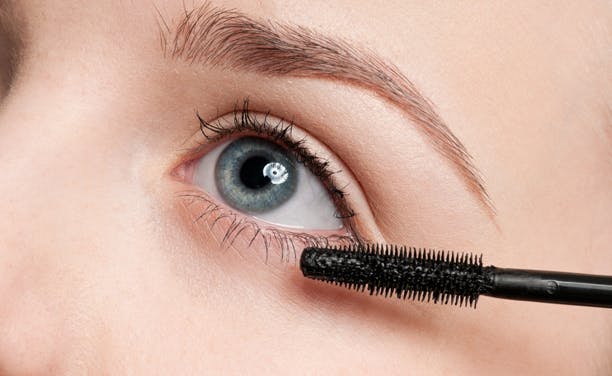 https://imgix.femina.dk/media/websites/femina-dot-dk/website/skoenhed/makeup-og-hudpleje/2012/11/1247-se-makeupbommerten-der-goer-dig-5-aar-aeldre/1247-makeupbommert-art.jpg