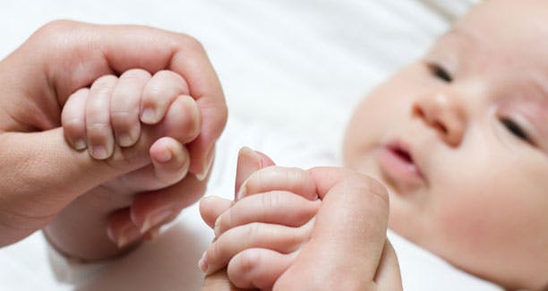 https://imgix.femina.dk/media/websites/mama/baby/2015/juli/babyholderhaand612.jpg